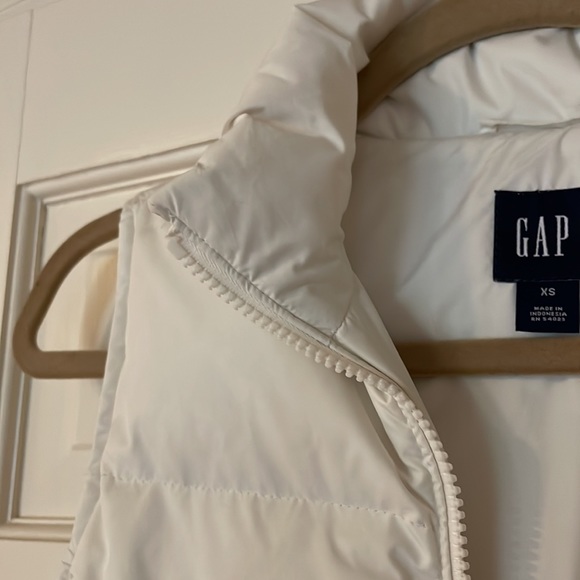Gap white puffer vest XS - Picture 4 of 6